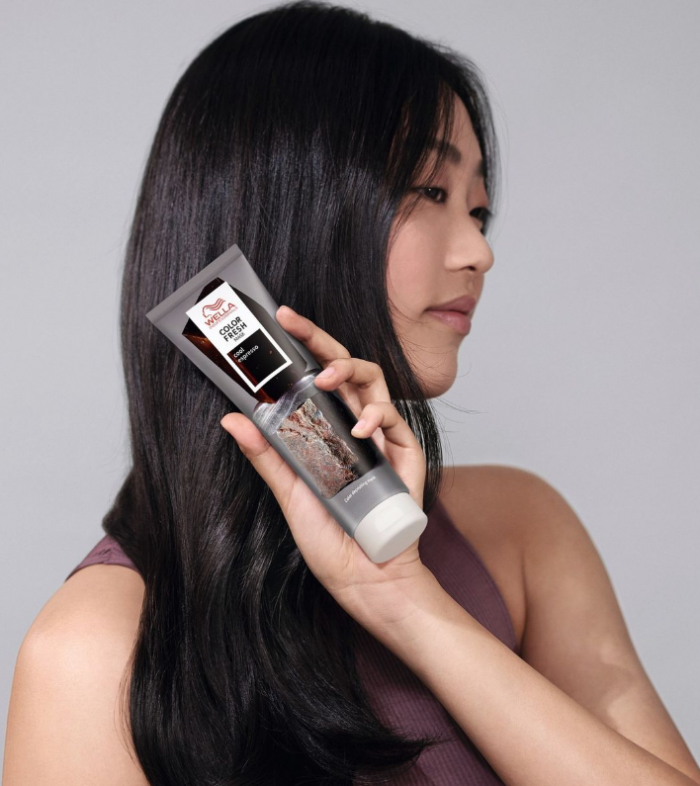Wella Color Fresh Mask Cool Espresso model with colour tube