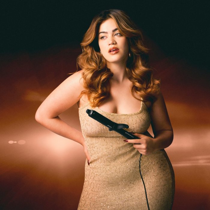 model holding ghd grand tong