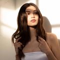 shows Elgon Model with brunette hair